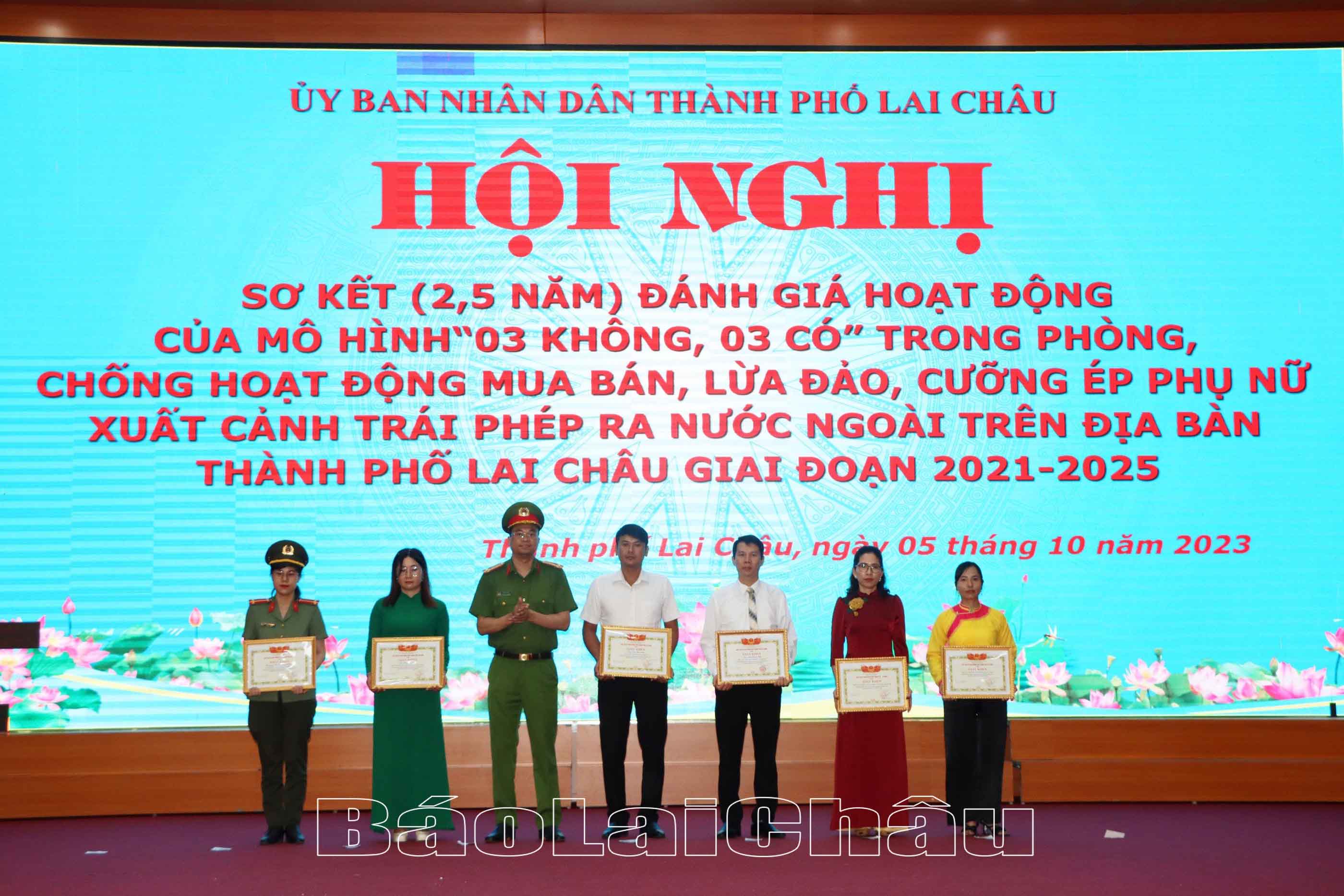 Lãnh đạo Công an thành phố tặng giấy khe cho các tập thể và cá nhân đạt thành tích tiêu biểu trong thực hiện mô hình.